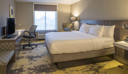 Room, 1 King Bed (With Drinks-Snacks)