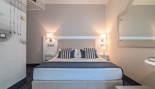 Classic Double Room Single Use, Partial Sea View