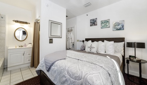 Comfort Room, 1 Queen Bed, Balcony ( (9, 13))
