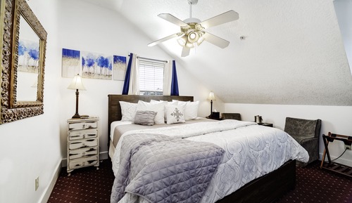 Deluxe Room, 1 King Bed, Hot Tub ( (3, 4, 7))
