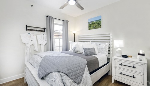 Comfort Room, 1 Queen Bed ( (5, 6, 8, 12, 16))