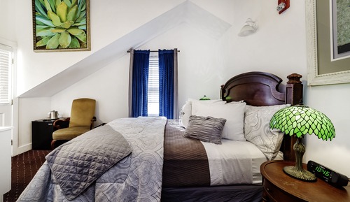 Comfort Room, 1 Queen Bed, Balcony ( (9, 13))
