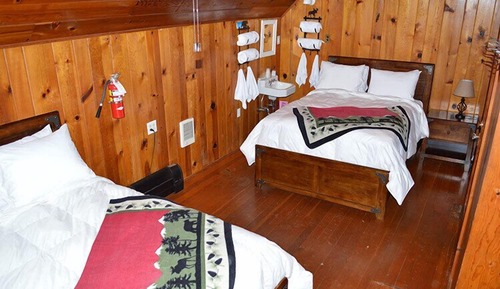 Main Lodge - Up to 4 People - Shared Bathroom