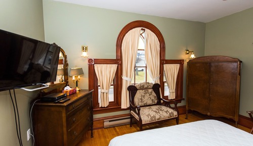 Queen Room with Private External Bathroom