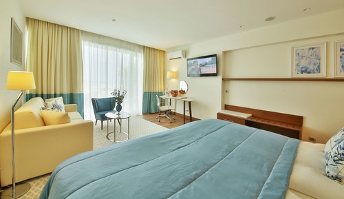 Double Swim-up Pool Room