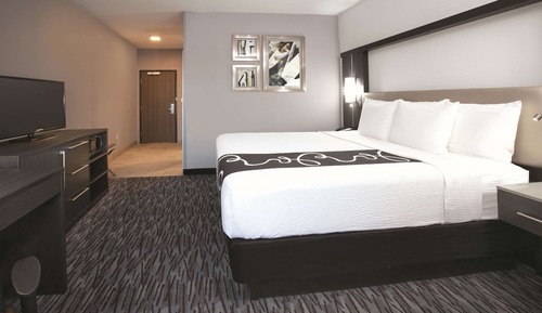 Room, 1 King Bed, Accessible, Non Smoking (Mobility/Hearing, Roll-In Shower)