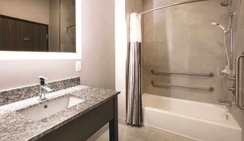 Deluxe Room, 1 King Bed, Accessible, Non Smoking (Mobility/Hearing, Tub w/ Grab Bars)