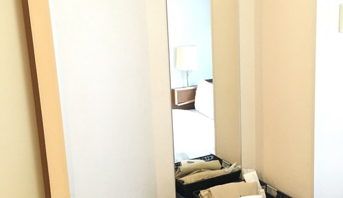 Twin Room, Smoking
