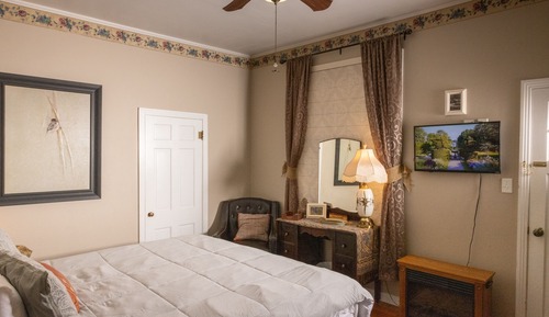 Veranda Room (Shared Bathroom )