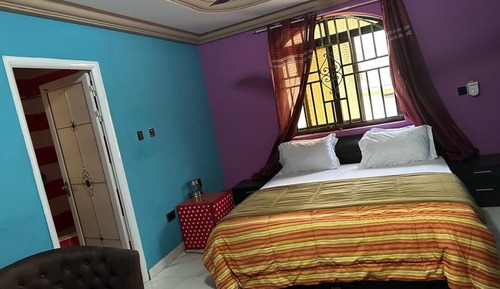 Comfort Room, Courtyard View