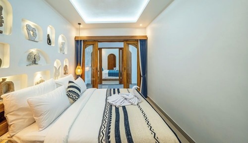 Suite, Hill View