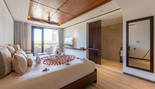 Premier Room, Pool View