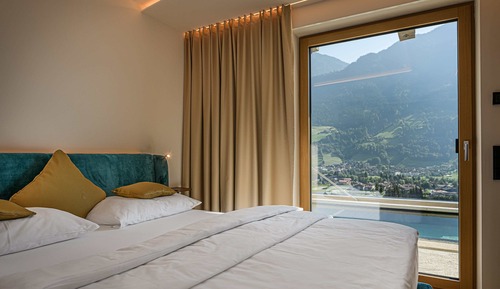 Superior Condo, Pool View