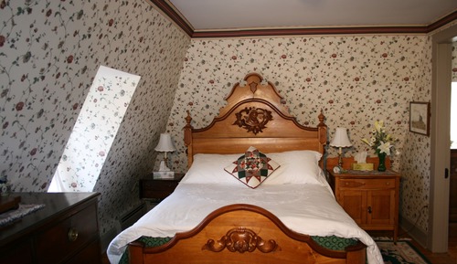Traditional Double Room, 1 Queen Bed, Private Bathroom (3rd floor)