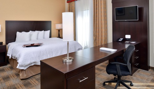 Studio, 1 King Bed, Refrigerator & Microwave (Wet Bar)