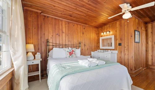 Room, 1 Queen Bed (The Pamlico)