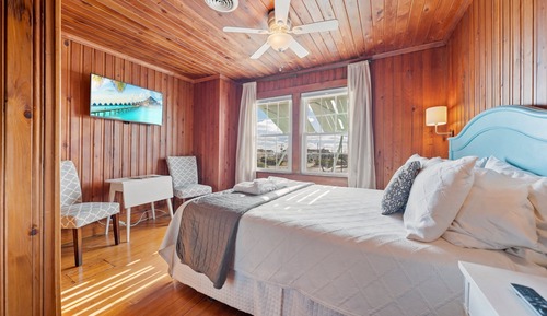 Room, 1 Queen Bed (The Roanoke)