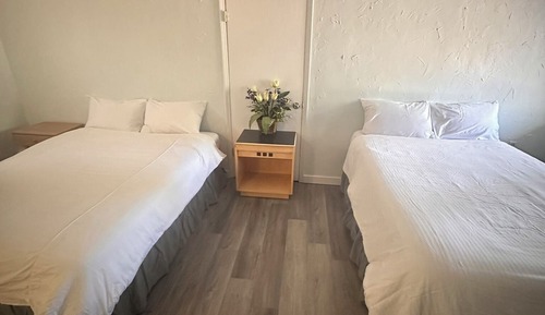 Standard Room,1 Queen, 1 Double(Kitchen)