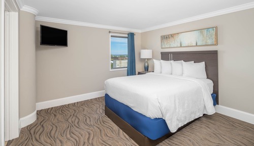 1 Queen Bed Studio (City View)