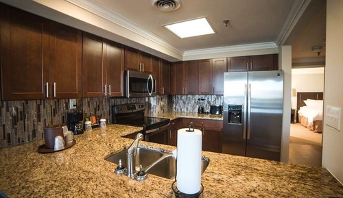 1 Queen Bed Suite (City View)