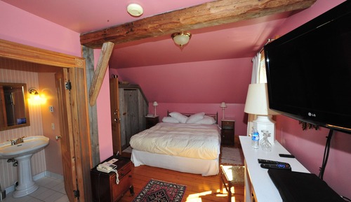 Family Room (One King Bed and One Single Bed)