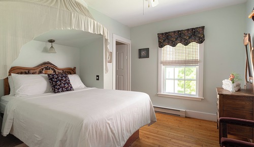 Standard Room, 1 Queen Bed, Ensuite