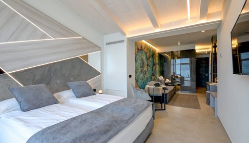 Suite, Lake View