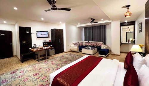 Deluxe Suite, City View