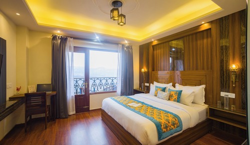 Apartment, 1 King Bed, Balcony, Hill View