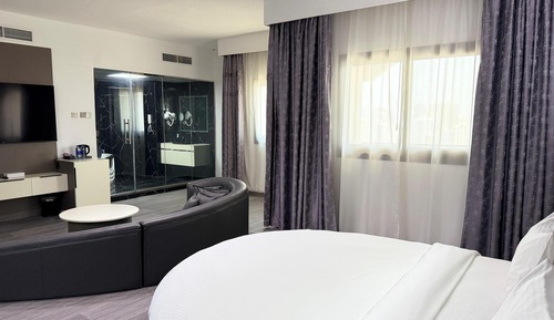 Presidential Suite, Jetted Tub
