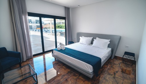 Junior Room, Pool View