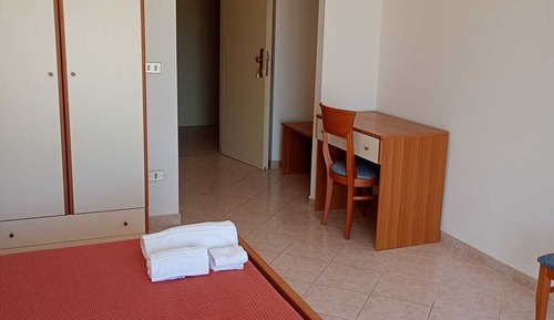 Deluxe Room, Hearing Accessible, Partial Sea View
