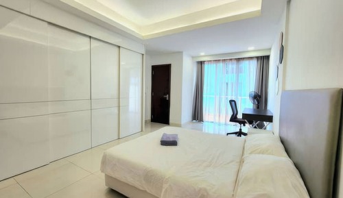 Superior Studio, 1 Queen Bed, City View