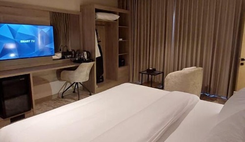 Deluxe Double Room with Side Sea View