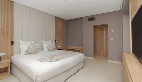 Suite, Balcony, Pool View