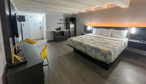 Standard Room, 1 King Bed, Non Smoking, Kitchen