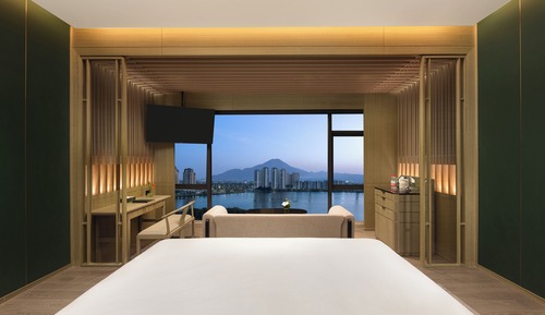 Premium Room, 1 King Bed, Accessible, Club Lounge Access (Lake View)