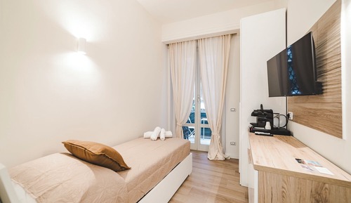 Economy Room, Balcony