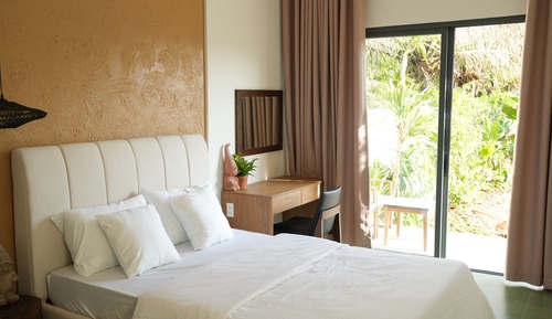 Luxury Studio Suite, Pool View