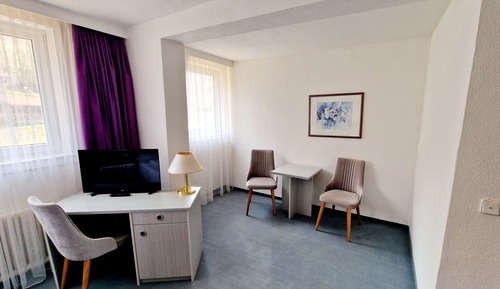 Classic Studio, Hill View