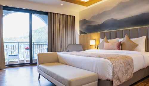 Deluxe Room, 1 King Bed, Non Smoking, Mountain View