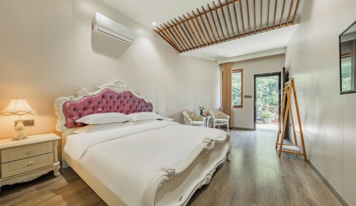 Basic Room, Hill View