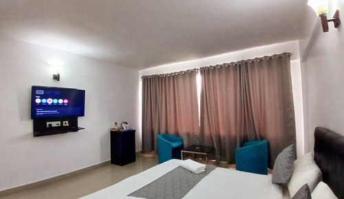 Family Room, 1 King Bed, Valley View