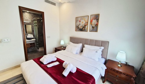 Luxury Suite, 1 King Bed, Pool Access, Garden View