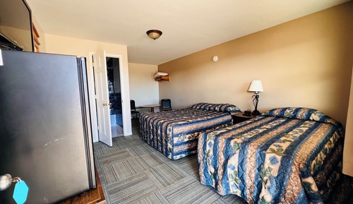 1 Queen Bed & 1 Full Bed Non-Smoking