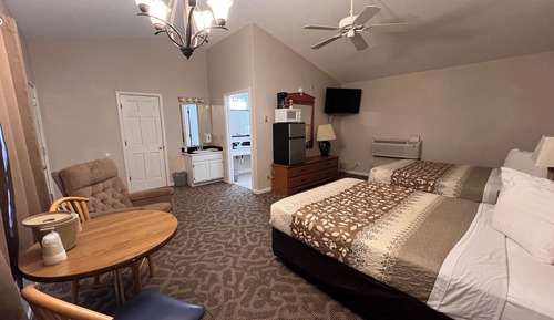 Large 2 Queen Beds Non-Smoking