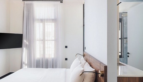 Deluxe Suite, 1 Queen Bed, Non Smoking, Balcony