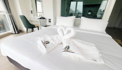 Supreior Twin with Bathtub+Premier King Suite