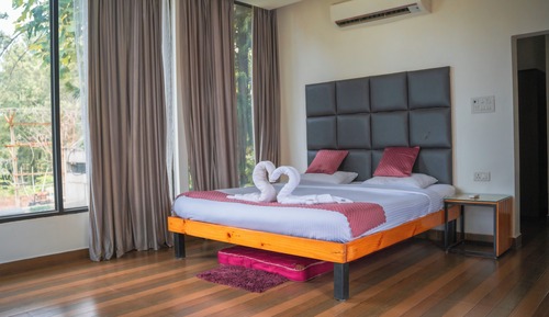 Classic Studio Suite, Balcony, Hill View