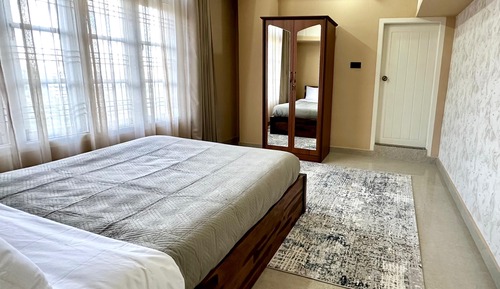 Apartment, Valley View